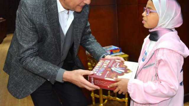 محافظ الغربية يهدى طفلة مصحفًا إلكترونيًا لتيسير حفظ القرآن الكريم