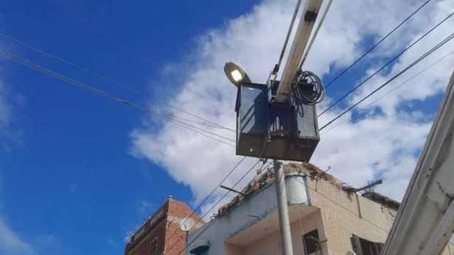 استكمال أعمال الصيانة الدورية للإنارة بطرق كفر الشيخ