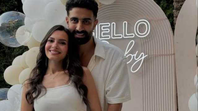 كارمن سليمان تعلن حملها الثاني عبر جلسة تصوير مع زوجها: «العيلة بتكبر»