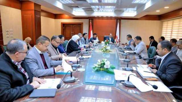 محافظ سوهاج يستعرض معدلات الأداء في عدد من القطاعات الخدمية