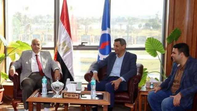 محافظ السويس يناقش مع رئيس شركة نهضة مصر تحسين خدمات النظافة