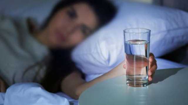 فوائد شرب الماء قبل النوم.. الكمية المسموح بها لتجنب الاضطرابات الليلية