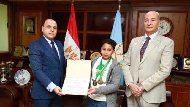 محافظ كفر الشيخ يكرم الطفل عبد الرحمن سعيد لفوزه بـ«ذهبية الكاراتيه» لذوي الهمم