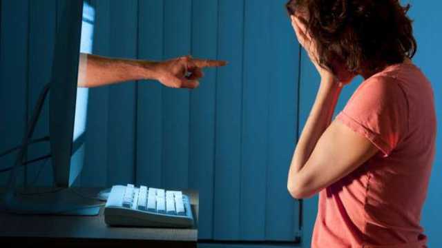 ابتزاز السوشيال ميديا.. جريمة تصل عقوبتها للحبس والغرامة في عدة حالات