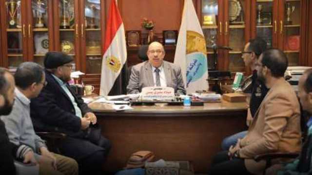 رئيس «مياه المنيا» يستعرض جهود قطاع المعامل في تطوير المحطات