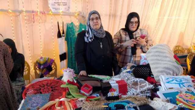 مهرجان المرأة الصعيدية.. «أسما» تبهر الزوار بمنتجات من إبداع الصم والبكم