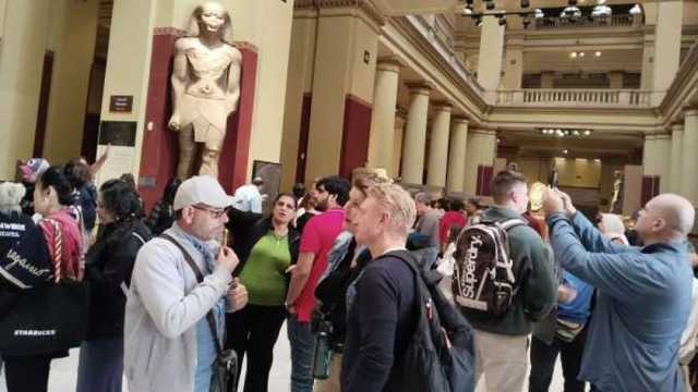 إقبال كبير من السياح الأجانب على زيارة المتحف المصري اليوم (صور)