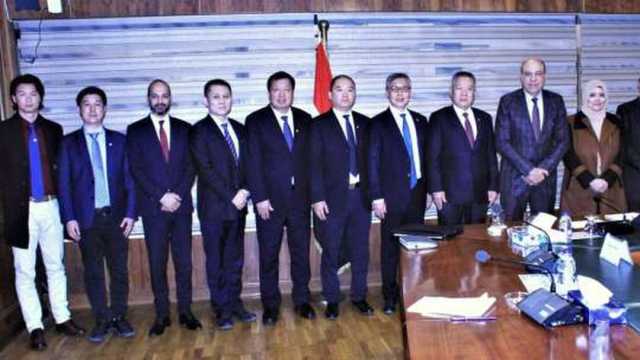 وزير الطيران المدني يبحث مع شركة صينية تطوير المطارات المصرية
