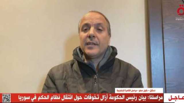 رئيس الحكومة السورية يتجه إلى مكتبه وسط حراسة فصائل المعارضة