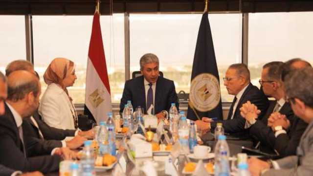 وزير الآثار يناقش سبل تطوير صناعة السياحة والارتقاء بها