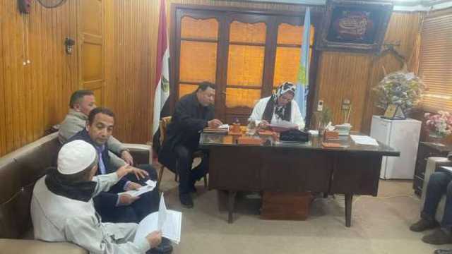 رئيس مدينة بيلا بكفر الشيخ تناقش 15 طلبا في أول لقاء شهري مع المواطنين