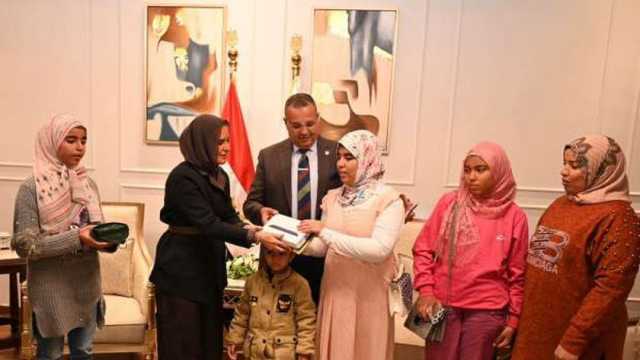 بيت الزكاة والصدقات يوفر جهازي تابلت لطالبتين مكفوفتين بجنوب سيناء