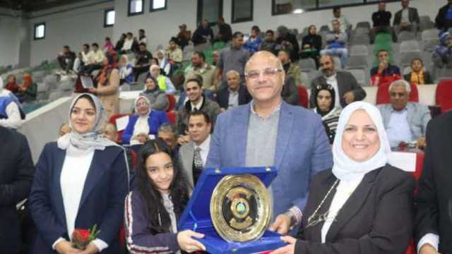 لفته إنسانية.. طفلة تشارك محافظ القليوبية حفل تكريم منتخب كرة القدم
