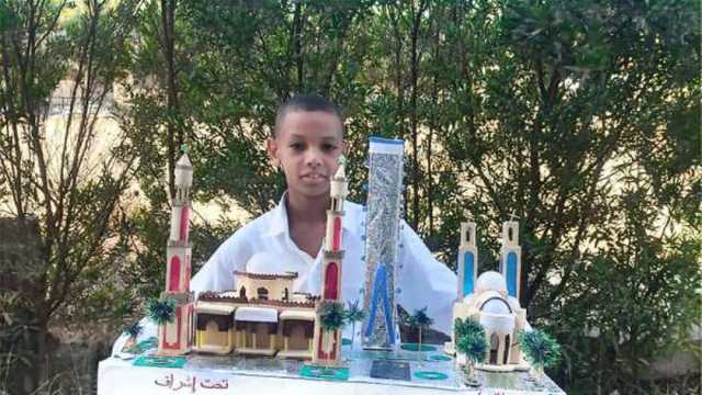 «في حب مصر».. طالب يصمم ماكيت لمسجد وكنيسة العاصمة الإدارية بالكرتون