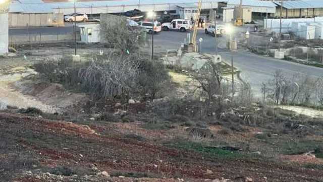 الصليب الأحمر يتسلم الأسرى الفلسطينيين من سجن عوفر في إطار صفقة غزة