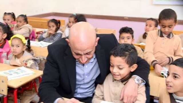 وزير التعليم يطلع على كٌراسات الحصة والواجب المدرسي لطلاب مدرسة في قنا