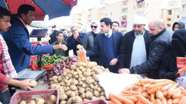 محافظ الإسماعيلية يفتتح سوق اليوم الواحد في قرية أبو عطوة
