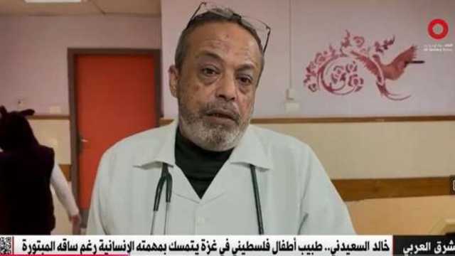 لم يستسلم رغم بتر ساقه.. طبيب فلسطيني يقاوم العدوان الإسرائيلي بمداوة أهل غزة