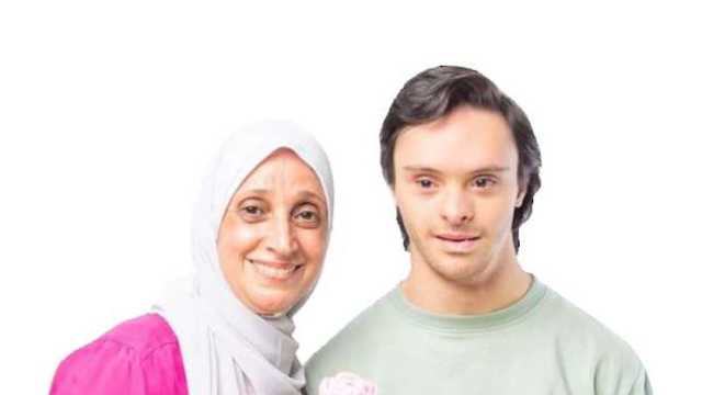«عمر» تحدى الإعاقة وحقق حلمه في تشكيل تحف فنية من الشمع بمعرض تراثنا: أمي وأبي صاحبا الفضل