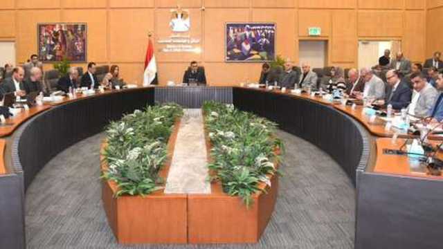 وزير الإسكان يستعرض موقف تنفيذ 100 ألف وحدة سكنية.. ويوجّه بالالتزام بمواعيد التسليم
