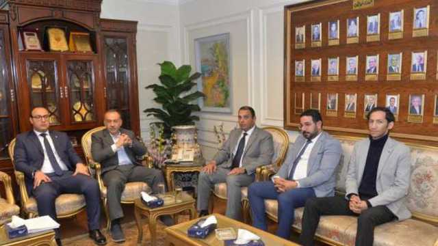محافظ أسيوط يبحث مع وفد «تنظيم الاتصالات» تعزيز الوعي بالأمن السيبراني