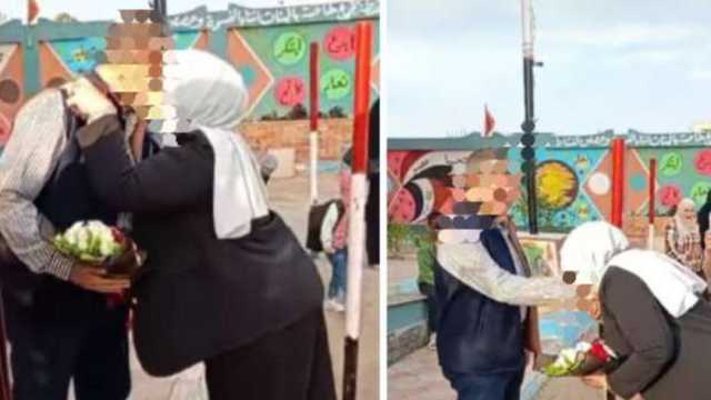 القصة الكاملة لمعلمة قبلت يد زوجها وقدمت له باقة ورد أمام الطلاب في مدرسة بالشرقية
