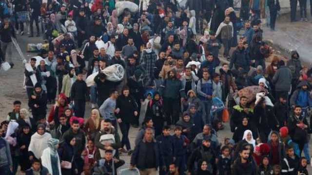 شرائح حديدية في القدم ولقاء الأم بعد شهور.. مشاهد إنسانية من عودة النازحين إلى غزة