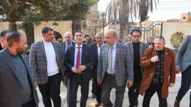 «الشعب الجمهوري» يقيم شادر لبيع السلع بأسعار مخفضة في مركز البدرشين