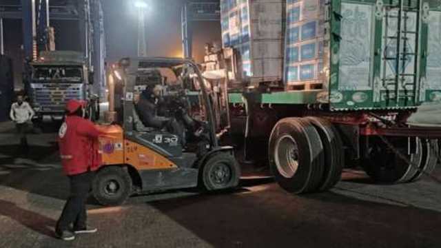 دخول قافلة معدات مصرية إلى قطاع غزة (فيديو)