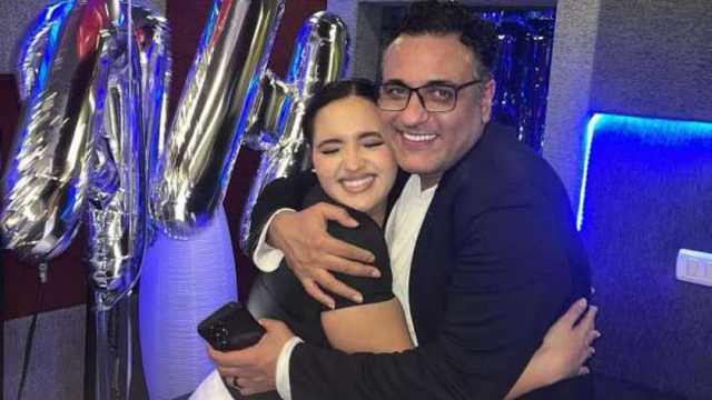 ابنة محمد رحيم تنهار بالبكاء في حفل تأبين والدها بدار الأوبرا