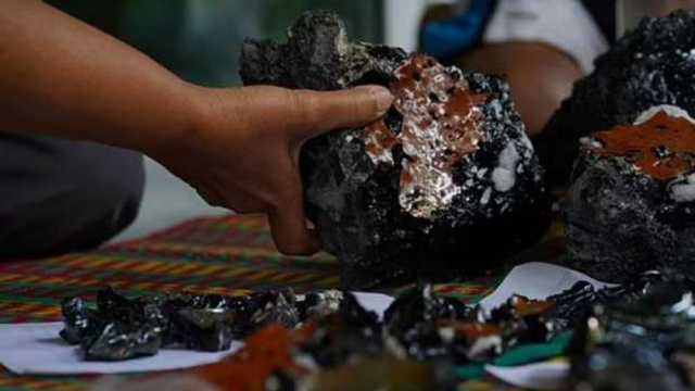 صخور سوداء غامضة في مزرعة بتايلاند تثير حيرة السكان.. وجدل حول مصدرها