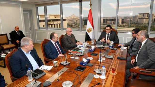 وزير الإسكان يستعرض التقنيات الحديثة المستخدمة في مجال تحلية مياه البحر
