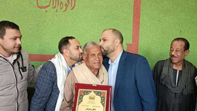 عرفانا بالجميل.. يمنيون يلتقون معلمهم المصري بعد 30 عاما: بندور عليه من سنين