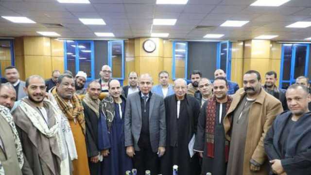 محافظ المنيا يلتقي تجار سوق الحبشي تمهيدا لنقلهم إلى ماقوسة