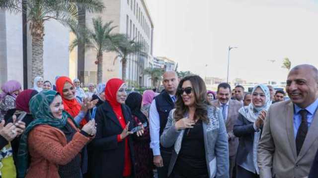 العاملون بـ«التنمية المحلية» يهنئون منال عوض بحصولها على جائزة التميز الحكومي