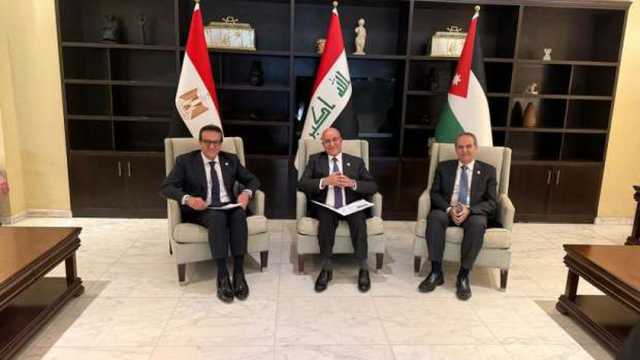 وزير الصحة يعقد اجتماعا مع نظيريه العراقي والأردني لبحث سبل التعاون المشترك