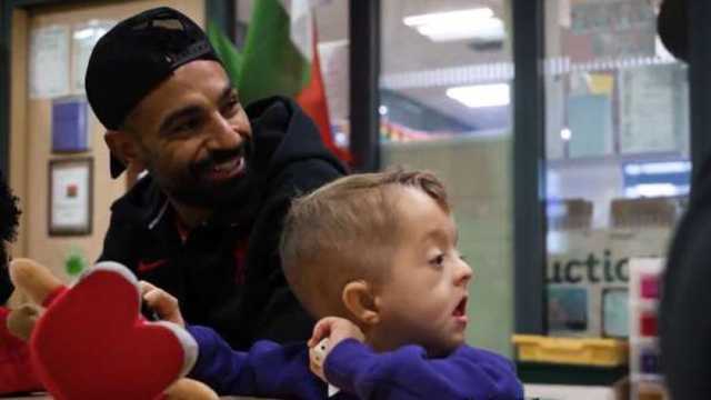محمد صلاح يفاجئ طفلا داخل مدرسته.. يعاني من مرض نادر