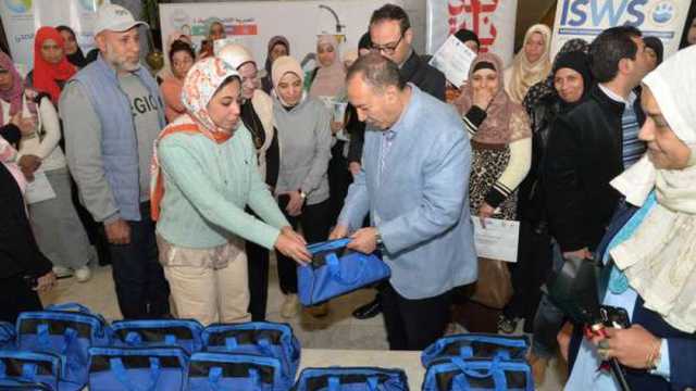 محافظ أسيوط يكرم 50 رائدة ريفية ويدعمهن بأدوات سباكة منزلية (صور)