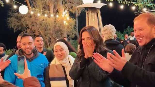 أبطال مسلسل صفحة بيضا يحتفلون بعيد ميلاد حنان مطاوع (فيديو)