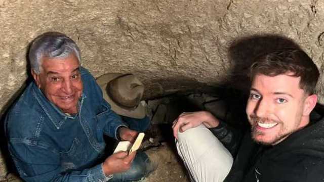شروط زاهي حواس للقاء مستر بيست في الأهرامات.. ماذا طلب؟