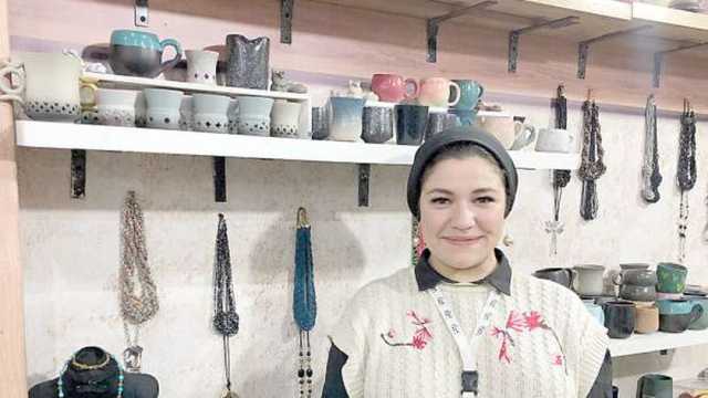 «إسراء» مشاركة بمعرض تراثنا.. تحول الفخار المزين لـ«تحف فنية»