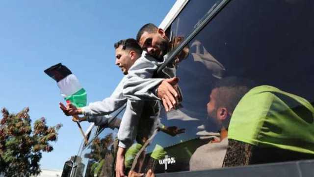 هيئة البث الإسرائيلية تكشف سبب تأخير تسليم الأسرى الفلسطينيين