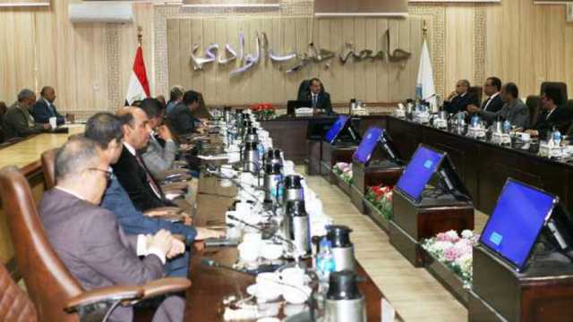 رئيس جامعة جنوب الوادي: إدارة امتحانات الفصل الدراسي الأول إلكترونيا