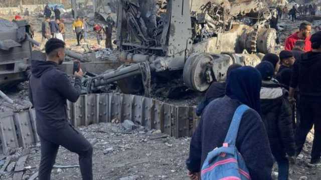 «شاهدة على هزائمهم».. فلسطينيون يوثقون تدمير آليات إسرائيلية في شمال غزة