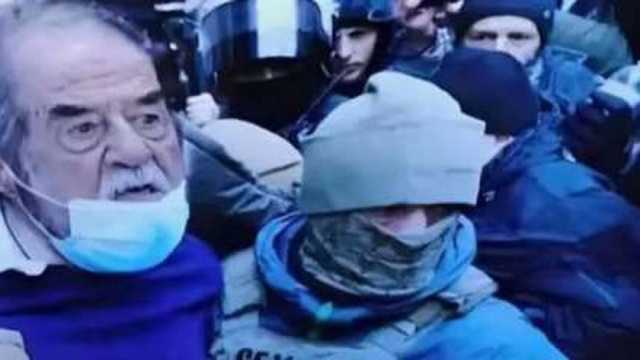 من الرجل المندهش إلى صدام حسين.. أبرز الشائعات حول السجون السورية