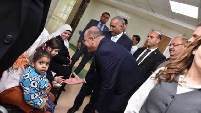 وزير العمل يزور مستشفى الناس لعلاج الأطفال بالمجان (صور)