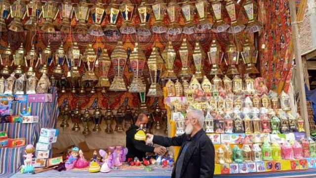 «الفوانيس الصاج.. موضة 2025».. الباعة يحتفلون به: الأعلى مبيعا في الشوادر بـ6 موديلات