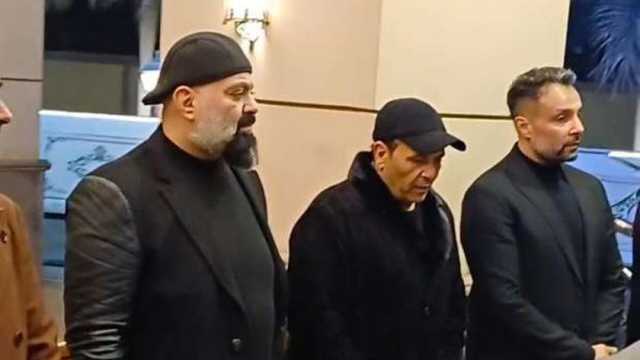 محمد فؤاد يستقبل المعزين في وفاة والد ياسمين عبد العزيز