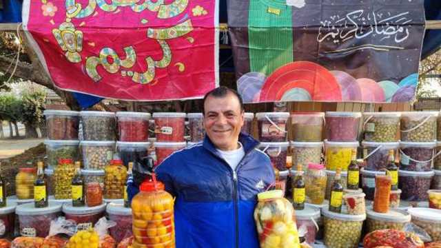 بلح وخوخ وموز.. محلات «المخلل» تتنافس بالأصناف النادرة في المنوفية (صور)