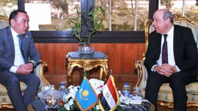 وزير الطيران يلتقي السفير الكازاخستاني لدراسة زيادة عدد الرحلات بين البلدين
